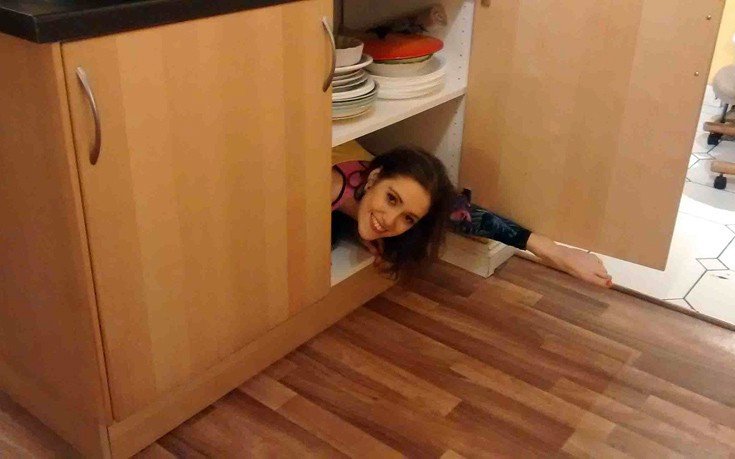 Η γυναίκα που πλένει πιάτα με τα πόδια [εικόνες]  | iefimerida.gr 1