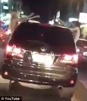 Ταϊλάνδη: Πρόστιμο σε τουρίστριες που χόρευαν γυμνόστηθες σε αυτοκίνητο [εικόνες & βίντεο]  | iefimerida.gr 0