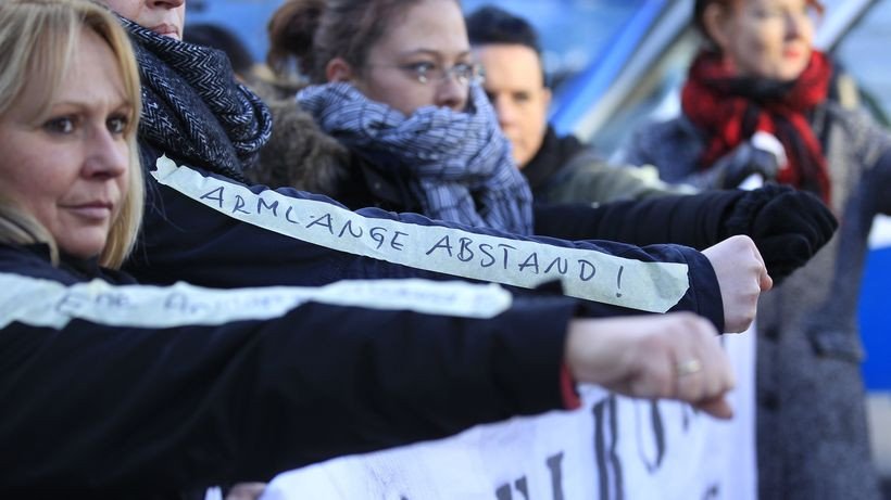 Εκατοντάδες γυναίκες στους δρόμους της Κολωνίας -Διαδήλωσαν κατά της βίας με σφυρίχτρες και κατσαρόλες [εικόνες] | iefimerida.gr 2