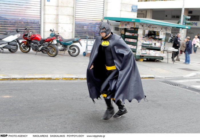 Οι μασκαράδες: O Γιάννης Αϊβάζης ντυμένος μπάτμαν κυνηγάει τον σούπερμαν στο κέντρο της Αθήνας [εικόνες]  | iefimerida.gr 4