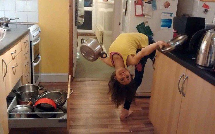 Η γυναίκα που πλένει πιάτα με τα πόδια [εικόνες]  | iefimerida.gr 2