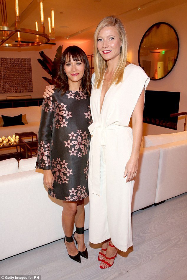 Γκουίνεθ Πάλτροου: Με αποκαλυπτικό ντεκολτέ στα εγκαίνια Πινακοθήκης [εικόνες]  | iefimerida.gr 2