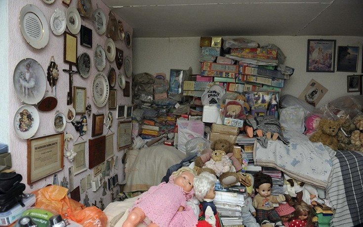 Διώχνουν μια 87χρονη από το σπίτι γιατί μαζεύει λούτρινα και κούκλες [εικόνες]  | iefimerida.gr 2