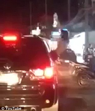 Ταϊλάνδη: Πρόστιμο σε τουρίστριες που χόρευαν γυμνόστηθες σε αυτοκίνητο [εικόνες & βίντεο]  | iefimerida.gr 1