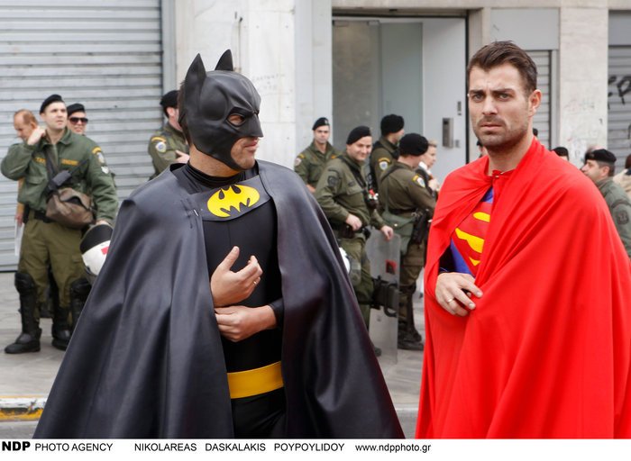 Οι μασκαράδες: O Γιάννης Αϊβάζης ντυμένος μπάτμαν κυνηγάει τον σούπερμαν στο κέντρο της Αθήνας [εικόνες]  | iefimerida.gr 3