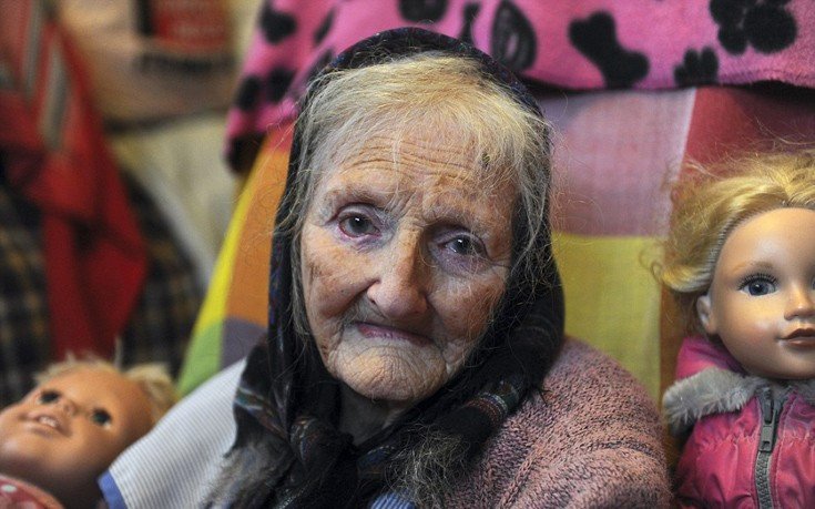 Διώχνουν μια 87χρονη από το σπίτι γιατί μαζεύει λούτρινα και κούκλες [εικόνες]  | iefimerida.gr 3