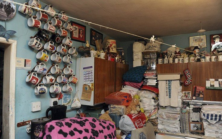 Διώχνουν μια 87χρονη από το σπίτι γιατί μαζεύει λούτρινα και κούκλες [εικόνες]  | iefimerida.gr 4