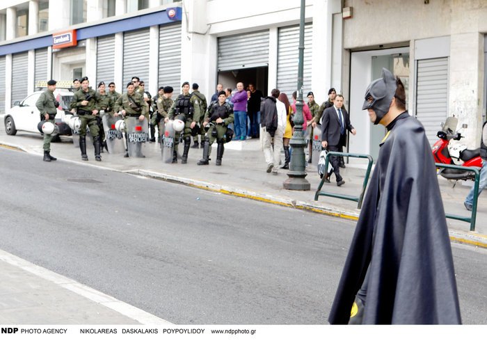 Οι μασκαράδες: O Γιάννης Αϊβάζης ντυμένος μπάτμαν κυνηγάει τον σούπερμαν στο κέντρο της Αθήνας [εικόνες]  | iefimerida.gr 2