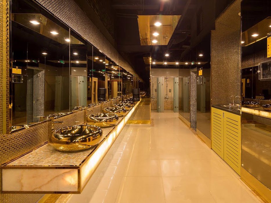 Ασιατικό γυμναστήριο: 24.000 δολάρια για χρυσά σαλόνια, κρύσταλλα και βελούδο [εικόνες]  | iefimerida.gr 4