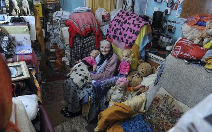 Διώχνουν μια 87χρονη από το σπίτι γιατί μαζεύει λούτρινα και κούκλες [εικόνες]  | iefimerida.gr 5