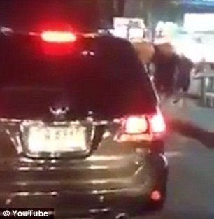 Ταϊλάνδη: Πρόστιμο σε τουρίστριες που χόρευαν γυμνόστηθες σε αυτοκίνητο [εικόνες & βίντεο]  | iefimerida.gr 3