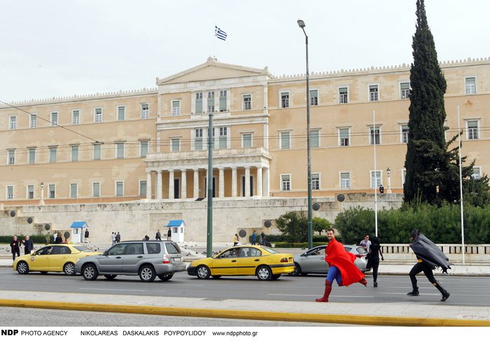 Οι μασκαράδες: O Γιάννης Αϊβάζης ντυμένος μπάτμαν κυνηγάει τον σούπερμαν στο κέντρο της Αθήνας [εικόνες]  | iefimerida.gr 0