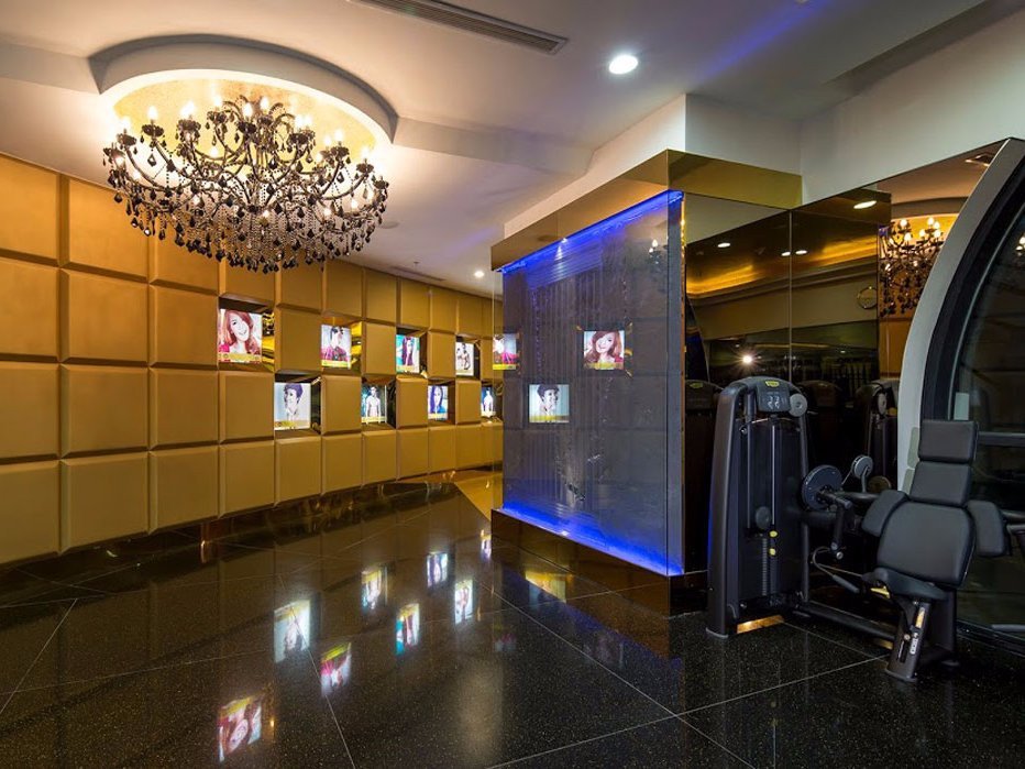 Ασιατικό γυμναστήριο: 24.000 δολάρια για χρυσά σαλόνια, κρύσταλλα και βελούδο [εικόνες]  | iefimerida.gr 5
