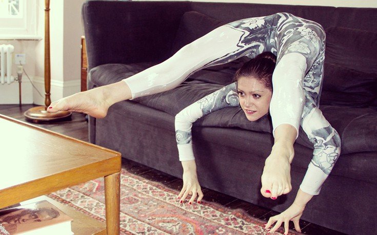 Η γυναίκα που πλένει πιάτα με τα πόδια [εικόνες]  | iefimerida.gr 4