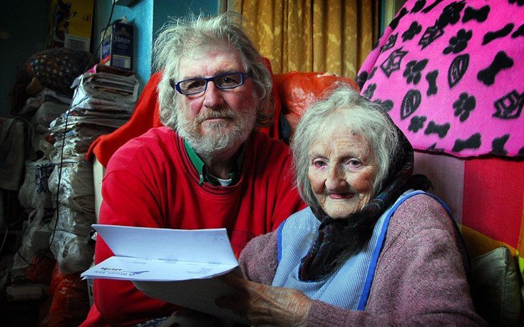 Διώχνουν μια 87χρονη από το σπίτι γιατί μαζεύει λούτρινα και κούκλες [εικόνες]  | iefimerida.gr 6