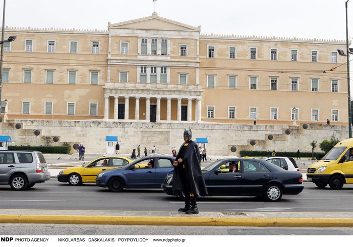 Οι μασκαράδες: O Γιάννης Αϊβάζης ντυμένος μπάτμαν κυνηγάει τον σούπερμαν στο κέντρο της Αθήνας [εικόνες]  | iefimerida.gr 1
