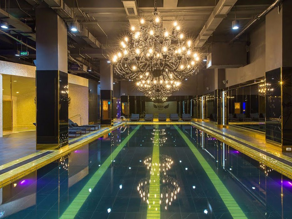 Ασιατικό γυμναστήριο: 24.000 δολάρια για χρυσά σαλόνια, κρύσταλλα και βελούδο [εικόνες]  | iefimerida.gr 6