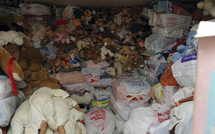 Διώχνουν μια 87χρονη από το σπίτι γιατί μαζεύει λούτρινα και κούκλες [εικόνες]  | iefimerida.gr 7