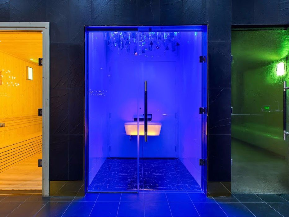 Ασιατικό γυμναστήριο: 24.000 δολάρια για χρυσά σαλόνια, κρύσταλλα και βελούδο [εικόνες]  | iefimerida.gr 7