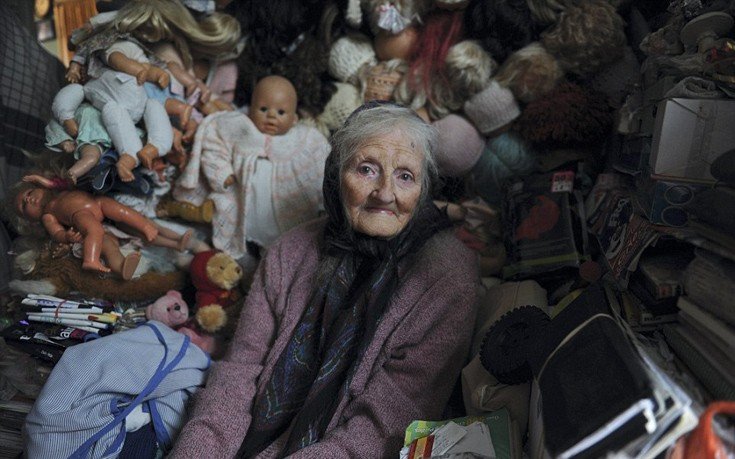 Διώχνουν μια 87χρονη από το σπίτι γιατί μαζεύει λούτρινα και κούκλες [εικόνες]  | iefimerida.gr 8