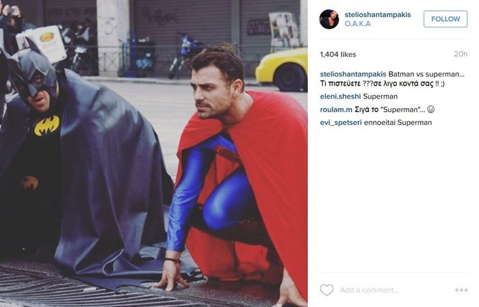 Οι μασκαράδες: O Γιάννης Αϊβάζης ντυμένος μπάτμαν κυνηγάει τον σούπερμαν στο κέντρο της Αθήνας [εικόνες]  | iefimerida.gr 8