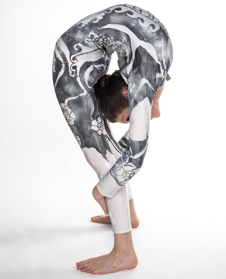 Η γυναίκα που πλένει πιάτα με τα πόδια [εικόνες]  | iefimerida.gr 5