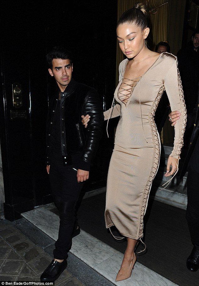 Πιο σέξι πεθαίνεις -Η Τζίτζι Χαντίντ κόβει την ανάσα με το στενό της φόρεμα [εικόνες] | iefimerida.gr 2