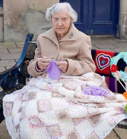 Η σούπερ γιαγιά – Πλέκει σεμεδάκια για δέντρα και τηλεφωνικούς θαλάμους [εικόνες]  | iefimerida.gr 0