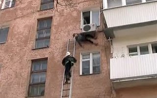 Γιαγιά 97 ετών κρατιέται στον αέρα από κλιματιστικό 4ου ορόφου ώσπου να τη σώσουν [εικόνες] | iefimerida.gr 0