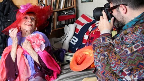 Η γιαγιά που κάνει θραύση με τις πόζες της [εικόνες] | iefimerida.gr 0