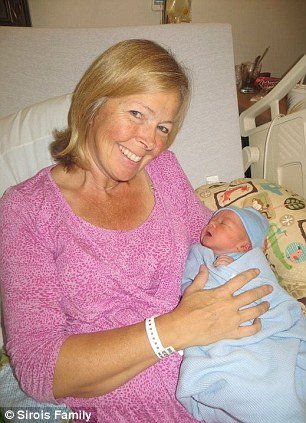 Πρωτοφανές : Πενηντάχρονη γυναίκα γέννησε το εγγόνι τη‏ς [εικόνες]  | iefimerida.gr 0