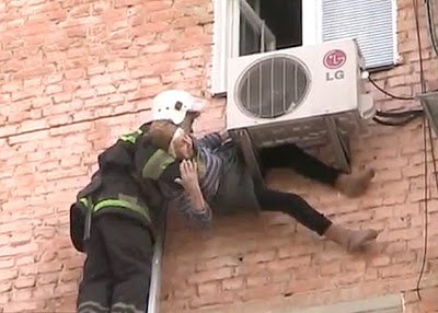 Γιαγιά 97 ετών κρατιέται στον αέρα από κλιματιστικό 4ου ορόφου ώσπου να τη σώσουν [εικόνες] | iefimerida.gr 1