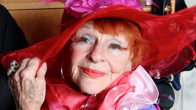 Η γιαγιά που κάνει θραύση με τις πόζες της [εικόνες] | iefimerida.gr 3