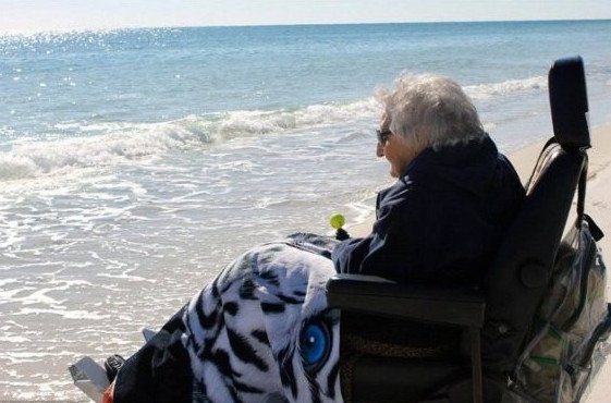 Συγκινητικό: Γιαγιά 100 ετών βλέπει για πρώτη φορά τη θάλασσα [εικόνες & βίντεο] | iefimerida.gr 2