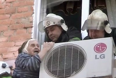 Γιαγιά 97 ετών κρατιέται στον αέρα από κλιματιστικό 4ου ορόφου ώσπου να τη σώσουν [εικόνες] | iefimerida.gr 2