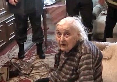 Γιαγιά 97 ετών κρατιέται στον αέρα από κλιματιστικό 4ου ορόφου ώσπου να τη σώσουν [εικόνες] | iefimerida.gr 3