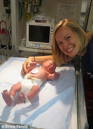 Πρωτοφανές : Πενηντάχρονη γυναίκα γέννησε το εγγόνι τη‏ς [εικόνες]  | iefimerida.gr 3