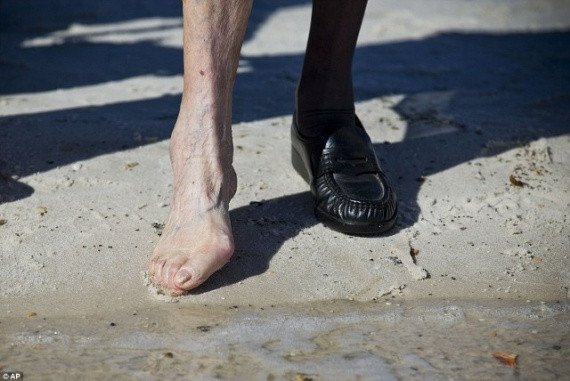 Συγκινητικό: Γιαγιά 100 ετών βλέπει για πρώτη φορά τη θάλασσα [εικόνες & βίντεο] | iefimerida.gr 0