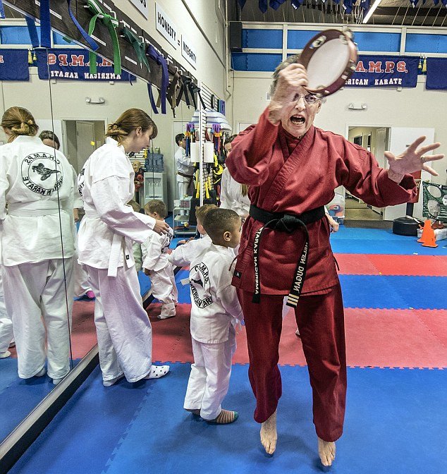 Η γιαγιά καρατέκα -Πήρε μαύρη ζώνη στα 61, δύο δεκαετίες αργότερα ακόμη ρίχνει κλωτσιές [εικόνες] | iefimerida.gr 0