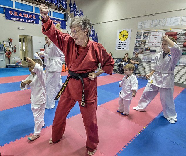 Η γιαγιά καρατέκα -Πήρε μαύρη ζώνη στα 61, δύο δεκαετίες αργότερα ακόμη ρίχνει κλωτσιές [εικόνες] | iefimerida.gr 1