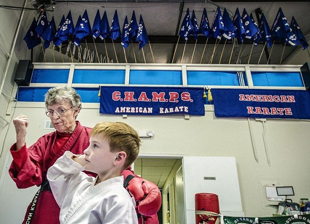 Η γιαγιά καρατέκα -Πήρε μαύρη ζώνη στα 61, δύο δεκαετίες αργότερα ακόμη ρίχνει κλωτσιές [εικόνες] | iefimerida.gr 2