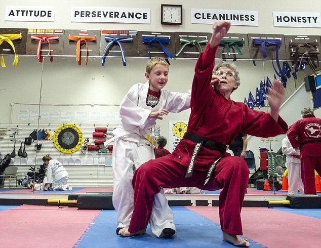 Η γιαγιά καρατέκα -Πήρε μαύρη ζώνη στα 61, δύο δεκαετίες αργότερα ακόμη ρίχνει κλωτσιές [εικόνες] | iefimerida.gr 3