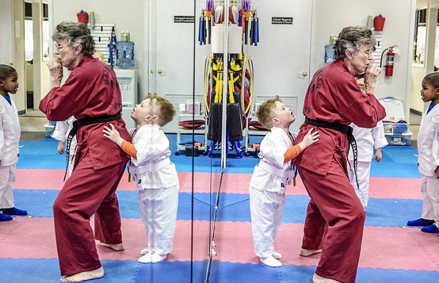 Η γιαγιά καρατέκα -Πήρε μαύρη ζώνη στα 61, δύο δεκαετίες αργότερα ακόμη ρίχνει κλωτσιές [εικόνες] | iefimerida.gr 4