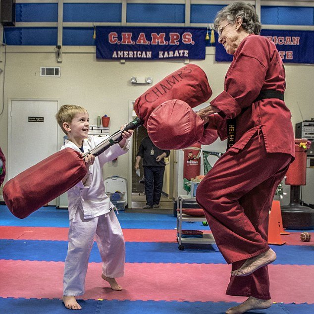 Η γιαγιά καρατέκα -Πήρε μαύρη ζώνη στα 61, δύο δεκαετίες αργότερα ακόμη ρίχνει κλωτσιές [εικόνες] | iefimerida.gr 5