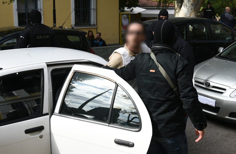 Προθεσμία για να απολογηθεί πήρε ο 29χρονος με τα τρομοδέματα -Εφτυσε τους δημοσιογράφους [εικόνες] | iefimerida.gr 3