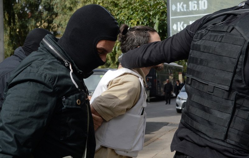 Προθεσμία για να απολογηθεί πήρε ο 29χρονος με τα τρομοδέματα -Εφτυσε τους δημοσιογράφους [εικόνες] | iefimerida.gr 2