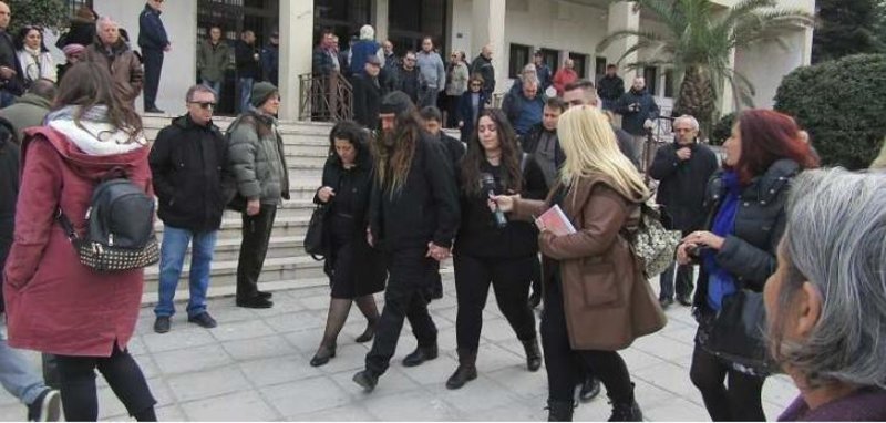 Η οικογένεια του Βαγγέλη Γιακουμάκη έξω από τα δικαστήρια / Φωτογραφία: EpirusPost.gr
