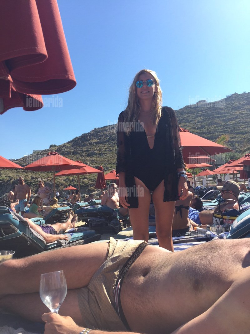 Οι κόρες του Γεράσιμου Γιακουμάτου στη Μύκονο με μπικίνι [εικόνες] | iefimerida.gr 0