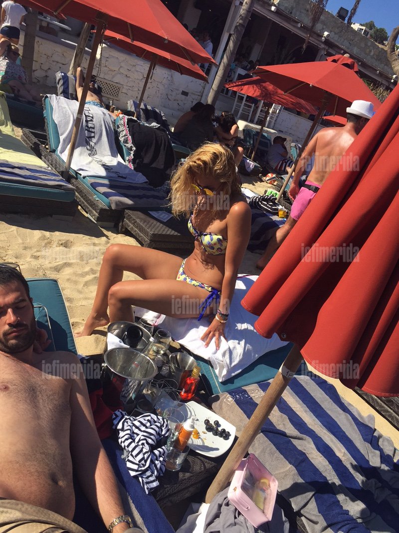 Οι κόρες του Γεράσιμου Γιακουμάτου στη Μύκονο με μπικίνι [εικόνες] | iefimerida.gr 3