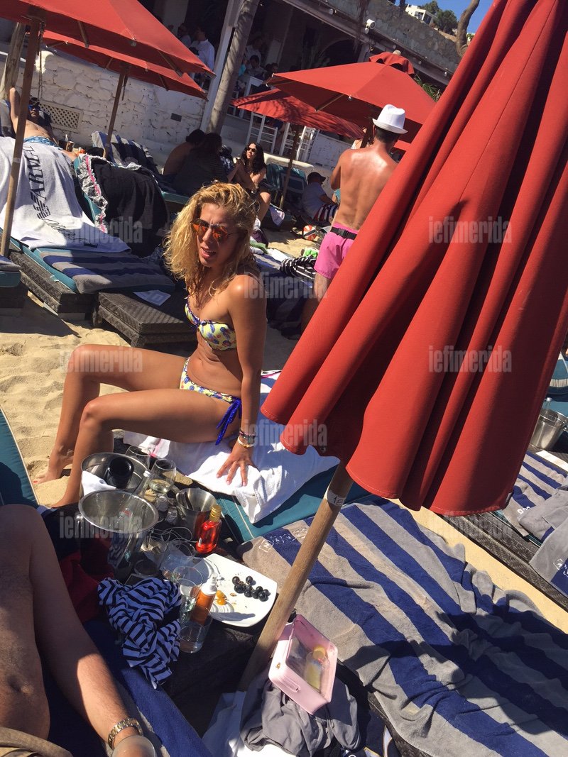 Οι κόρες του Γεράσιμου Γιακουμάτου στη Μύκονο με μπικίνι [εικόνες] | iefimerida.gr 4